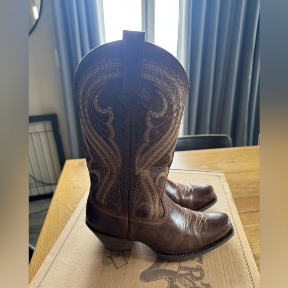 Women’s Lively Western Ariat Boots - Picture 3 of 9